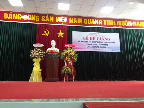 Lễ Bế giảng và trao bằng tốt nghiệp cho học sinh, sinh viên Lễ Bế giảng và trao bằng tốt nghiệp cho học sinh, sinh viên